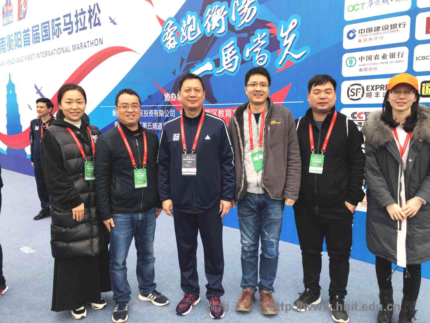 青春助“衡马” 伟德2000名志愿者服务衡阳首届国际马拉松赛